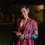 Neeti Mohan Instagram - Before 🎤📸 👀 Styling @shreyandurjastyle Outfit @anishashettyofficial Jewellery @kushalsfashionjewellery Glam @ritickasjalan 📸 @rahatmakhani Udaipur, Rajasthan