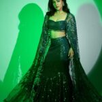 Neeti Mohan Instagram - “Baithe Baithe kya karein …..” …aage kya ? Best ones get a green heart 💚 in the comment section 😜 Styling @shreyandurjastyle Outfit @palakkhajanchi Earrings @artjoules Glam team @dwyessh_hairwizard @rasilaravariamua @ritickasjalan Photos @souravsharmaofficial