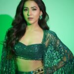 Neeti Mohan Instagram - “Baithe Baithe kya karein …..” …aage kya ? Best ones get a green heart 💚 in the comment section 😜 Styling @shreyandurjastyle Outfit @palakkhajanchi Earrings @artjoules Glam team @dwyessh_hairwizard @rasilaravariamua @ritickasjalan Photos @souravsharmaofficial