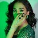 Neeti Mohan Instagram - “Baithe Baithe kya karein …..” …aage kya ? Best ones get a green heart 💚 in the comment section 😜 Styling @shreyandurjastyle Outfit @palakkhajanchi Earrings @artjoules Glam team @dwyessh_hairwizard @rasilaravariamua @ritickasjalan Photos @souravsharmaofficial