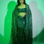 Neeti Mohan Instagram - “Baithe Baithe kya karein …..” …aage kya ? Best ones get a green heart 💚 in the comment section 😜 Styling @shreyandurjastyle Outfit @palakkhajanchi Earrings @artjoules Glam team @dwyessh_hairwizard @rasilaravariamua @ritickasjalan Photos @souravsharmaofficial