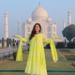 Neeti Mohan Instagram - A Wonderful morning at The Wonder of the world Taj Mahal 🫶🏻🌹