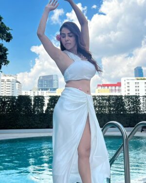 Nikita Rawal Instagram - Soft landing in 2024 ❤️💓
#nikitarawal

#2024 #newyear #selflove #white #pool #waterbaby