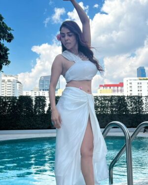 Nikita Rawal Instagram - Soft landing in 2024 ❤️💓
#nikitarawal

#2024 #newyear #selflove #white #pool #waterbaby