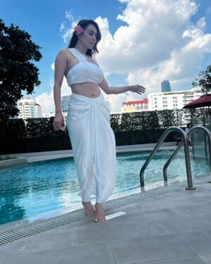 Nikita Rawal Instagram - Soft landing in 2024 ❤️💓
#nikitarawal

#2024 #newyear #selflove #white #pool #waterbaby