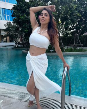 Nikita Rawal Instagram - Soft landing in 2024 ❤️💓
#nikitarawal

#2024 #newyear #selflove #white #pool #waterbaby