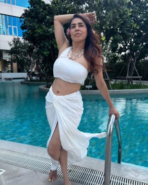 Nikita Rawal Instagram - Soft landing in 2024 ❤️💓
#nikitarawal

#2024 #newyear #selflove #white #pool #waterbaby