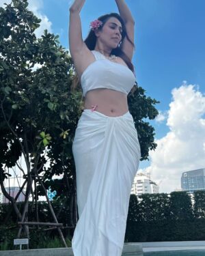 Nikita Rawal Instagram - Soft landing in 2024 ❤️💓
#nikitarawal

#2024 #newyear #selflove #white #pool #waterbaby