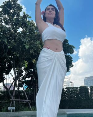 Nikita Rawal Instagram - Soft landing in 2024 ❤️💓
#nikitarawal

#2024 #newyear #selflove #white #pool #waterbaby