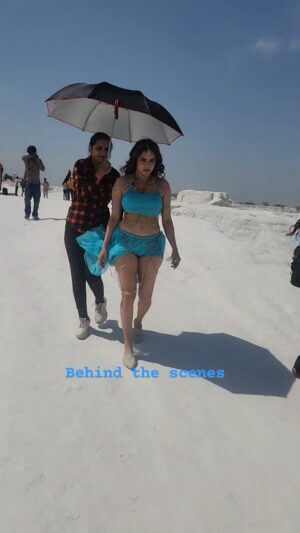 Nikita Rawal Instagram - BTS ✨
47-degree  most difficult shoot ❤️
#btsshoot #shootdiaries #shooting📷 #newsong #nikitarawal
#behindthescenes 
#kamariya 
#nikkitunes 
@rubaiiofficial