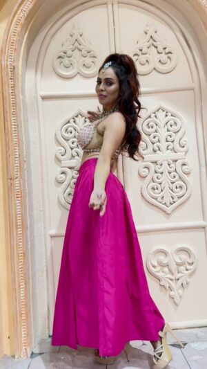 Nikita Rawal Instagram - Dhire chalo ❤️
#nikitarawal #moody #happyness #chilling #resting #kamariyagirl
#indiangirl
#nikitarawal  #selflove
#beautiful #pink