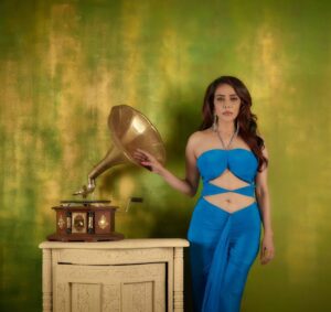 Nikita Rawal Instagram - “Love your body because you only have one.”
💙💙

#nikitarawal
#blue 
#actor #bornbeautiful #greeneyes