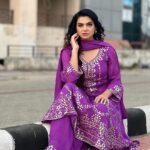 Nisha Bano Instagram - ਫੈਸ਼ਨ ਦਾ ਵਕਤ ਹੁੰਦਾ ਹੈ, ਸਾਦਗੀ ਤਾ ਸਦਾ ਹੀ ਤਖਤਾਂ ਤੇ ਰਾਜ ਕਰਦੀ ਏ!🌸 Outfit buy @guntazsilkstore ❤️ Makeup by @salove26 ❤️ Photographer by @apooravasingh_photography ❤️ #nishabano ❤️❤️❤️