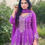 Nisha Bano Instagram - ਫੈਸ਼ਨ ਦਾ ਵਕਤ ਹੁੰਦਾ ਹੈ, ਸਾਦਗੀ ਤਾ ਸਦਾ ਹੀ ਤਖਤਾਂ ਤੇ ਰਾਜ ਕਰਦੀ ਏ!🌸 Outfit buy @guntazsilkstore ❤️ Makeup by @salove26 ❤️ Photographer by @apooravasingh_photography ❤️ #nishabano ❤️❤️❤️