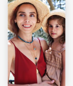 Nur Fettahoğlu Instagram - Sabır? Beklemek? Arzu etmek? Korkmak? Pes etmek? Yeniden başlamak?? Umut ??? Hayal kurmak ?? Özlemek ... Yeterli yetersizlik... Bir bilge olmak ama zaman zaman hormonlarımızın ele geçirdiği duygularda kaybolup çocuklaşmak... Hayatımın en güzel hikayesi seninle başladı... 10 sene inatla bekledim gelmek isteyeceğin günü, zaman zaman rüyalarıma girdin , kokunla uyandım ... Bazen umutsuzluğa kapıldım belki de korkularım ağır bastı durdum. Ama inatçıyım ya pes etmedim, sanırım bu genim fazla baskın: Çok inatçı çıktın... Tam da vazgeçmişliklerin arkadasından gelmeye karar verdin... Bazı geceler gizli gizli ağladım beceremediğimi düşünüp ama sen bana benden daha çok güvendin, hep gözümün içine baktın hiç kaçırmadan “hadi anne bırakma kendini”der gibi... Hala buna devam ediyorsun, vazgeçtiğim anlarda başımı göğsüne çekip orda uyutuyorsun... Huzuruyla sakinlediğim her gece uykumda saran, uyku arasında öpen, ‘seni çok seviyorum anneciğim’ diyen, sabah gözümü açtığımda boncuk boncuk gülen gözlerle bana bakan, bana her an değerlerin en yücesini yaşatan, aslında kendi gerçeğini değerini gücünü ortaya çıkarmak olduğunu gösterensin. “Ben”dim şimdi “biz” olduk... Seninle çiçek açtım, bahar dalları gibi renklendim, hayatımın rengi hayal gücünün yetişemediği gerçeklik oldun, bana yeniden hayal kurmayı öğrettin.

İyi ki beni seçtin, içimdeki tüm parçaları birleştirdin ve kendi gerçeğimi ortaya çıkardın. Bana anneliği yaşattığın için teşekkür ederim.

Bizi olgunlaştıran, hazırlayan ve ortaya çıkan umut,zaman. Her gün yenileniyoruz. Şimdi kızımla çok iyi bir ekibiz ve büyümeye öğrenmeye devam ediyoruz. Çünkü biz buna değeriz... @lorealparis