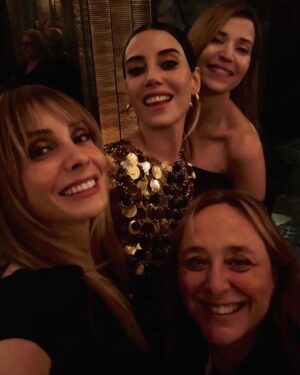 Nur Fettahoğlu Instagram - Yüzümüz kırışana kadar, her yaşanmışlıkta, doya doya!!! 
İyi ki! 
@aysebarim @cansudere @selmaergecofficial @damlasenbark