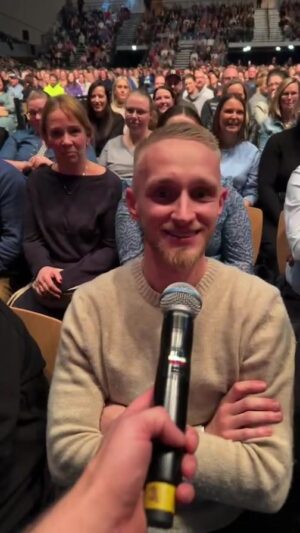 Oliver Pocher Instagram - Moin, Moin aus Hamburg….
Redeverbot für die längste Beziehung!! 🤐
Morgen Köln….dann Berlin!