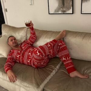 Paddy McGuinness Instagram - Merry Christmas my loves. 🍻 
Kids bedtime done! Now it’s time for few adult pops before I commence the wrapping/building! 😅 Here’s a few, cherub like, Christmas pictures! #christmaseve #manspreading