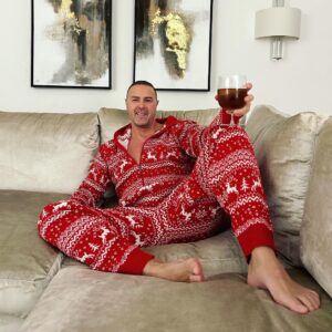 Paddy McGuinness Instagram - Merry Christmas my loves. 🍻 
Kids bedtime done! Now it’s time for few adult pops before I commence the wrapping/building! 😅 Here’s a few, cherub like, Christmas pictures! #christmaseve #manspreading