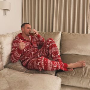 Paddy McGuinness Instagram - Merry Christmas my loves. 🍻 
Kids bedtime done! Now it’s time for few adult pops before I commence the wrapping/building! 😅 Here’s a few, cherub like, Christmas pictures! #christmaseve #manspreading