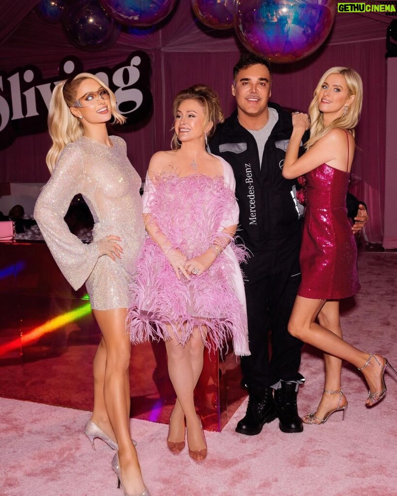 Paris Hilton Instagram - Had the most epic night #Sliving with my favorite people🥳 Love you all so much!🥰 Thank you for making my night so special!😍 Beverly Hills, California