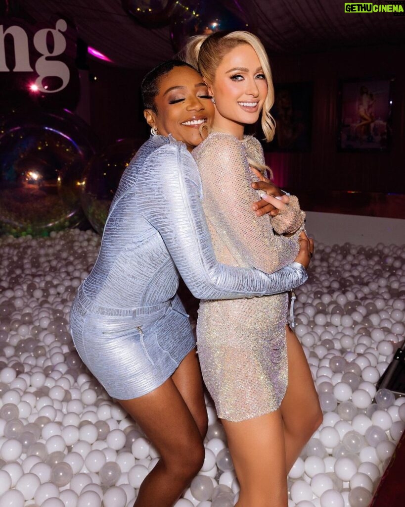 Paris Hilton Instagram - Had the most epic night #Sliving with my favorite people🥳 Love you all so much!🥰 Thank you for making my night so special!😍 Beverly Hills, California