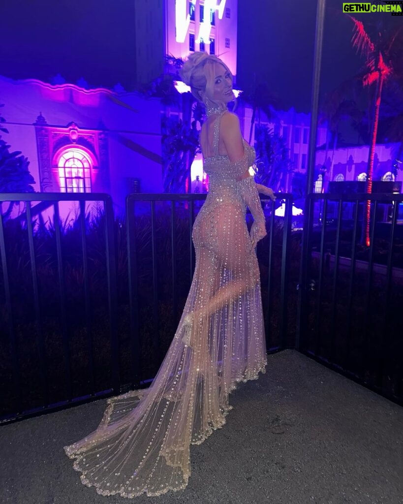 Paris Hilton Instagram - Beautiful evening at @VanityFair ✨💃🏼✨ #VFOscars Beverly Hills, California