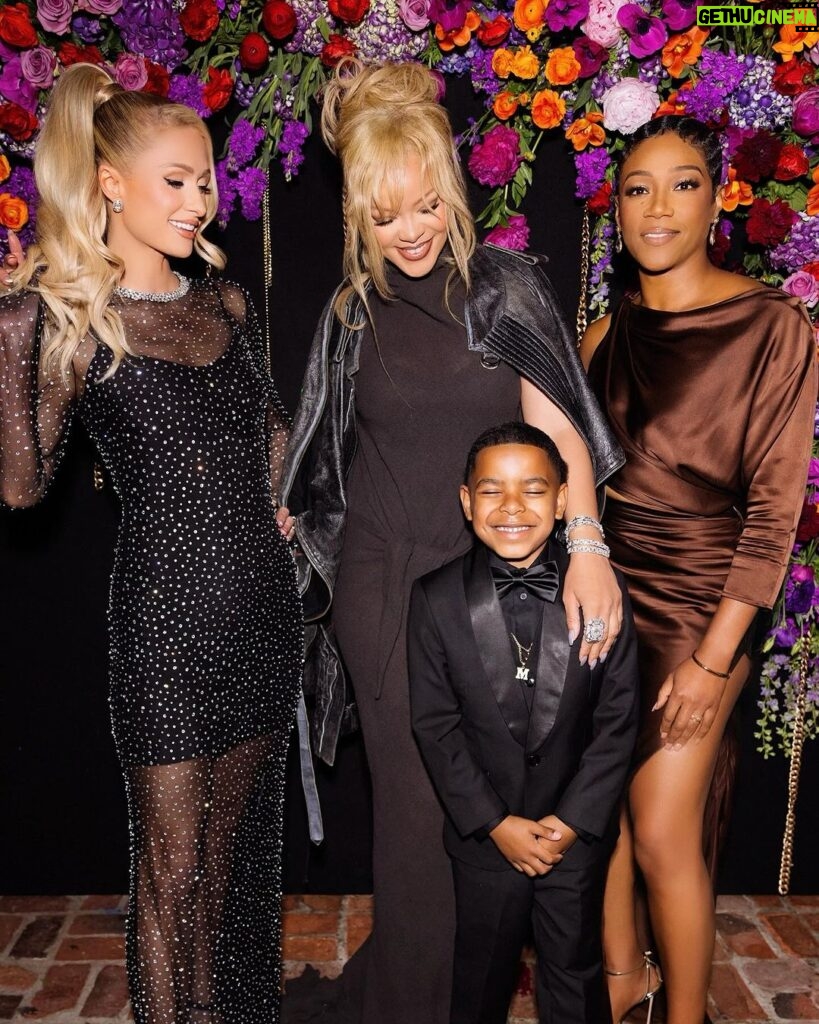 Paris Hilton Instagram - Thank you @TheOnlyJasonLee and @BadGalRiri for hosting such a beautiful dinner for the #HollywoodCares Foundation 💖 I had such a wonderful time being surrounded by incredible philanthropists and advocates who want to create a better world for the next generation! And Jason, thank you again for your kind words, meant so much to me🥹 So proud of you and all the incredible work you are doing for foster children. ❤ #SlivingForACause ✨ The Little Door