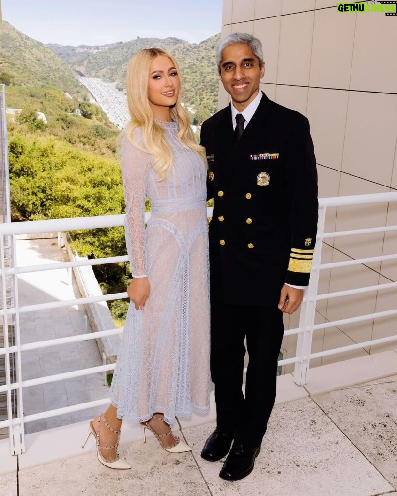 Paris Hilton Instagram - I am so grateful for the opportunity to sit down with the U.S Surgeon General @DrVivekMurthy to discuss the loneliness epidemic our country faces 💔 Breaking down stigma surrounding mental health is a cause I will never stop fighting for! #SlivingForACause #socialimpact The Getty Center
