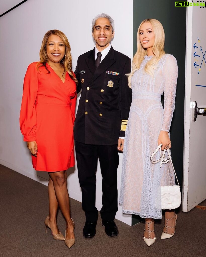 Paris Hilton Instagram - I am so grateful for the opportunity to sit down with the U.S Surgeon General @DrVivekMurthy to discuss the loneliness epidemic our country faces 💔 Breaking down stigma surrounding mental health is a cause I will never stop fighting for! #SlivingForACause #socialimpact The Getty Center
