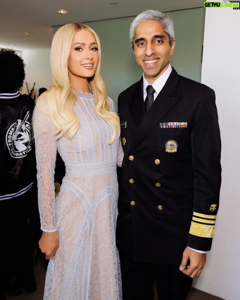 Paris Hilton Instagram - I am so grateful for the opportunity to sit down with the U.S Surgeon General @DrVivekMurthy to discuss the loneliness epidemic our country faces 💔 Breaking down stigma surrounding mental health is a cause I will never stop fighting for! #SlivingForACause #socialimpact The Getty Center