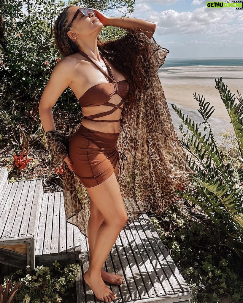 Pearl Thusi Instagram - Brown sugar babe… 🍯🍹🧉 Shades & sun hat : @karllagerfeld @preview_designer_collection Azulik Private Lodge, Mozambique