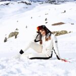 Pearl Thusi Instagram - Why play games when you’re already on the throne? Winter comes only to those who fear it. The brave chase it.🌬️❄️🤍 Enveloped in the enchantment of @tomorrowlandwinter with a magical combo - A coke and a smile. We chilling on ice baby! #realmagic #tomorrowlandwinter #cokestudio Tomorrowland Winter