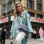 Polina Pushkareva Instagram - Почему многие бизнесы умирают, а моя компания только растет Тык-тык сердечко ❤️ Пока многие российские бизнесы медленно тонут, блогеры паникуют, и у всех происходит пиздец, для нашей компании это была та самая пощечина, чтобы собраться и заново расставить приоритеты. Сейчас мы полностью смещаем вектор развития, и вот что ждет всех нас в ближайшее время. Как мы адаптируем бизнес к новым реалиям? - Переводим блог и бизнес на английский. Команда уже год работает с иностранцами, что упрощает переход. - Возобновляем работу в зарубежных соцсетях и набираем аудиторию, которую затем можно перевести в Инсту. - Расширяем фронт работ над презентующими нас площадками (визитки, сайты, соцсети, публикации). Добавили инструменты для презентации услуг офлайн. Мы полностью переводим фокус на зарубежный рынок, потому что зарабатывать в рублях, когда у меня есть сотрудники за рубежом, а я живу в США, не совсем рентабельно. Что мы для этого делаем? - Расширили работу нашего агентства по продвижению. Задача — работать со всеми видами бизнеса в США и предлагать полный спектр услуг: SMM-услуги, продвижение, веб-дизайн, монтаж, сторисмейкинг и т.д. Все то, чему мы обучаем учеников на курсах. А потом их же и берем на работу. - Подготавливаем финансовые площадки к международному рынку в качестве основного источника дохода (платежные системы, LLC, обновляем договоры, документы, подсчеты стратегий). - Расширяем команду. Добавляются сферы, где требуются специалисты, и мы активно ищем новых сотрудников. - Расширяем географию иностранных клиентов. Работаем не только с США, но и ОАЭ, Европой. А что в итоге? Получаем доход в долларах, а не в рублях. Соответственно, можем удерживать зп сотрудникам на прежнем уровне. Расширяем функционал команды, предлагаем больше услуг и первыми занимаем нишу, которая в США и Европе плохо раскручена. А чем больше крутых сотрудников в команде, тем больше клиентов сможем брать. Что мы уже и делаем. Я не собираюсь закрывать свой бизнес. Наоборот, сделаю все, чтобы он стал в 1000 раз успешнее. Эту пощечину я воспринимаю не иначе как челлендж. А этот челлендж, как и другие, я обязательно выиграю. New York City, N.Y.