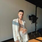 Polina Pushkareva Instagram - Как я хакнула свой мозг с помощью денег Тык-тык сердечко ❤️ За пару лет инвестиций мои приоритеты изменились кардинальным образом. Так ору с того, что буквально год назад летать бизнесом для меня было дорого, а сливать в три раза больше в бутиках — ноу проблем. И дело не в том, что не в шмотках счастье. А в том, что я поняла главный принцип. Инвестиции в себя и свое развитие — лучший выбор в любое время. Только они могут принести вам качественные изменения и огромные дивиденды. Так что теперь комфорт важнее всего: ассистенты, помощница по дому, ежедневный клининг, самые лучшие врачи, топовое жилье. Изменилась я, поменялись приоритеты, и денег стало в разы больше. Порой наши ежедневные расходы замыливают глаза и кажется, что финансы улетают, и места инвестициям ну точно нет. НО! Если у вас есть пара долларов в день, значит, вы 100% можете инвестировать и собрать приличный капитал. Вопрос только в том, хотите ли. Почему я так топлю за инвестиции и «подсадила» на них уже всех знакомых? Потому что это стабильность. Раньше у меня начиналась паника, если думала, что деньги могут закончиться. Сейчас я чувствую себя спокойно, ведь мои финансы работают на меня и приносят еще больше денег. Инвестиции меняют ваш мозг. Факт! Многие ребята прямо на курсе находили дополнительные источники заработка и собирали портфели, чтобы побыстрее закрыть ипотеки. А я уже задумываюсь о покупке второй квартиры в НЙ, и тоже за счет инвестиций. Конечно, можно подождать пару десятков лет пока вы станете богатыми, успешными и знаменитыми. Но соберете ли вы такой же капитал, как если бы начали сейчас? Точно нет. Да, инвестиции — это сложно. Да, придется вникать и разбираться. Да, это игра в долгосрок. Но с Александрой Вальд, которая на пальцах объясняет каждую тему, не понять ну просто нереально. Money’тизация уже давно перестала быть просто курсом по финансовой грамотности и инвестициям. Мы учим методам, которые не использует вообще НИКТО. Ну, кроме топовых инвесторов 😈 Самые внимательные уже увидели ссылку в шапке и заняли лучшие места. Вписаться еще можно, переходите на сайт и выбирайте тариф. Стартуем 10 февраля! Финальная Money’тизация будет легендарной 🔥 New York City, N.Y.