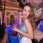 Polina Pushkareva Instagram - Почему ты ебашишь сутками, а результата все еще нет? Тык-тык сердечко ❤️ А его и не будет. Потому что неважно, сколько времени ты тратишь на достижение своей цели, если делаешь совершенно неэффективные действия. Как думаешь, если бы я продолжала днями и ночами работать сммщицей, смогла бы переехать в НЙ и купить квартиру за 4 ляма? А получится ли у тебя перейти на фриланс, похудеть или прокачать доход, не меняя свои действия? Очень сомневаюсь. Фишка даже не в том, чтобы изменить МыШлЕнИе и войти в, прости Господи, ресурс. Важно методичное и ежедневное вjobывание ради своей цели. Только так ты сможешь осуществить любую мечту. Мне тоже страшно ставить новые цели. Страшно, что не получится. Страшно осознавать, чего я добилась. Но страх навсегда остаться в питерской коммуналке и прожить скучную жизнь был в сотни раз сильнее. Так я научилась ставить цели, которые за пару лет привели меня от 30К в месяц до 30 лямов. Я поняла, какие шаги нужно сделать, чтобы получилось вообще все, и четко била в каждую цель, пока не достигала результата. Чего стоила только виза в США, если помнишь. Именно поэтому Вjobыватель — мой сааамый любимый проект. Он дает дикий заряд для тысяч ребят, и в такой атмосфере участники достигают целей, к которым раньше даже боялись приблизиться. Все потому, что есть пошаговый план действий, мощное окружение, поддержка психологов, коучей и мотивация взять свое здесь и сейчас, а не в следующей жизни. 25 января стартует уже 10-й, юбилейный поток Вjobывателя, и я пипец как его жду. Мы придумали систему, как сделать выбор направления еще эффективнее, добавили новые челленджи, лекции, бонусы за участие. Вы реально охренеете от этого потока. Я даже хочу стереть себе память, чтобы прийти на проект и просто кайфануть. Кстати, этот поток будет последним с обратной связью от меня. Так что все, кто хотел поработать над достижением своей цели лично со мной, не упустите шанс. Оставляю в шапке ссылку на покупку 10 потока и абонемент на 10,11 и 12 потоки. Предупреждаю сразу: запусков в блоге больше НЕ будет. Если надоело, что твои мечты воплощают другие люди, вписывайся на Вjobыватель и погнали вместе со мной к новым целям 💪 The Versace Mansion, Miami Florida