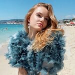 Polina Pushkareva Instagram - Как я разочаровалась в самых богатых и успешных людях планеты Тык-тык сердечко ❤️ На острове я старалась общаться абсолютно со всеми. Было круто примерно до второго дня, пока ко мне не подошла та самая пьяная женщина и не начала унижать на основании хрен пойми чего (кто смотрел сторис, тот поймет). Тогда я задумалась, почему она так вела себя именно со мной? Многие начали писать, что она просто завидует, ведь в моем возрасте и мечтать не могла об успехе. А потом знаете что? Я начала чувствовать то же самое и со стороны других женщин. Моя соседка, очень мудрая и рассудительная женщина, подтвердила, что несколько женщин обсуждают на острове в пренебрежительном ключе. В тот момент мне стало обидно. Вроде такие здесь крутые и масштабные люди, а среди них все равно есть процент непроработанных личностей с гнильцой внутри. Может, это из-за ощущения упущенного возраста, ведь я раза в два-три моложе их. Но факт есть факт: несколько человек мерзко относились к тому, кто значительно младше них. Те самые, которые говорят о благотворительности и создают фонды помощи детям. Для меня это стало крайне грустным и разочаровывающим открытием. Тогда-то и начался накапливаться негатив. Я подошла к одной из тех женщин и спросила о ее ребенке. Оказалось, в 28 лет человек по-прежнему не определился, кем хочет стать. Тогда я задала вопрос: «Почему вы решили негативно относиться ко мне и унижать мой бизнес, если я младше вашего ребенка, который до сих пор не нашел свою цель?». В ответ она заплакала, потому что осознала — это реально бред. Знаете, какой вывод я сделала и хочу, чтобы каждый из вас зарубил его на носу? Эти люди — неидеальные. И даже не близки к нему. У них внутри огромные дыры, которые нечем закрыть. Они это прекрасно понимают, но совсем неумело пытаются их подлатать. Раньше я часто смотрела на миллиардеров и думала: «Бляяя, какие они крутые, столько всего достигли». Сейчас я с ними познакомилась, пообщалась, и ощущение сказки очень быстро прошло. Вы можете зарабатывать меньше. У вас может не быть огромного благотворительного штаба, но в рамках своей деятельности, возможно, вы делаете даже больше чем все эти люди. Просто запомните эту мысль. British Virgin Islands