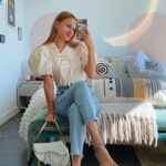 Polina Pushkareva Instagram - Мои впечатления от покупки дома в ЛА и как меня наебали почти на 70к$ Тык-тык сердечко ❤️ Как человек, купивший апартаменты в Мексике и квартиру маме в России, я представляла покупку недвижимости так: ты идешь, выбираешь дом, платишь деньги и все заебись. Покупка дома в США - это три круга ада. Для американского человека существуют три самых жестких стрессовых периода: смерть близкого человека, расставание с партнером и покупка дома. Я, блять, полностью под этим подписываюсь! Я бы даже поставила покупку недвижимости на 2 место. Все мои расставания нахуй не идут даже близко по сравнению с покупкой дома. Здесь вас наебывают легально на абсолютно каждом этапе. По факту покупка дома - это соревнование двух юристов: со стороны продавца и со стороны покупателя. И кто из этих юристов окажется пиздатее, дороже и грамотнее, тот и выстоит своего клиента в этой битве. Вас могут наебывать на этапе проверки дома, от вас могут скрыть какие-то моменты, проблемы, не договаривают о том, что оценку дома специально ставят +/- такой же, сколько стоит сам дом, чтобы не сорвать сделку. То есть по факту вас наебывают везде, и если вы незнающий человек, как я, то у вас будут огромные проблемы при покупке дома. Сейчас я просто выгорела эмоционально. Я уже не хочу никакую недвижимость и сомневаюсь во всей этой затее. Естественно, что я доведу это до конца, потому что мне это нужно. Я покупаю дом, чтобы затем купить квартиру в НЙ. Для меня это инвестиционная недвижимость. Мне очень хочется, чтобы вы видели мой опыт в сторис. Я хочу, чтобы вы воспринимали его очень серьезно. То, что происходит у меня сейчас - это типичная ситуация в США. И очень грустно, что разводят именно тех людей, которые переезжают в эту страну, которые не обладают английским языком на уровне носителя и у которых, естественно, есть много доверия к людям. К сожалению, так происходит. Это грустно, но я справлюсь с этой ситуацией. Большое спасибо всем за поддержку! Я вижу тысячи сообщений. Мы с вами купим самый охуенный дом, я обещаю ❤️