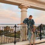 Polina Pushkareva Instagram - Принципы моих отношений с финансами Тык-тык сердечко ❤️ Делюсь с вами своими принципами, благодаря которым я так быстро расту в доходах каждый месяц: 1️⃣ Всегда иметь представление о том, ЗАЧЕМ я делаю деньги. Покупка дома, поездка в Европу, большая инвестиция в проект. В каждый период моей жизни я понимаю, зачем и сколько денег мне нужно. Цель и фокус могут разьебать весь мир🥵. Вам не нужны аффирмации, достаточно понимать, что и ДЛЯ ЧЕГО ты делаешь. 2️⃣ С каждым новым уровнем заработка я повышаю уровень своего комфорта. Например, наняла няню, догситтера, ассистента и т.д. Ваше 💴 растет вместе с вашим комфортом. 3️⃣ Иметь подушку безопасности - сумму, равную как минимум 6 месяцам вашего дохода, которая лежит на отдельном счету. Например, станет мне лень работать или возникнут непредвиденные траты - в любом случае у меня всегда прикрыта жопа. 4️⃣ Формировать свою мотивацию. Я очень часто вписываюсь в проекты, на которые мне не хватает денег. Если у меня есть какое-то жесткое желание, то зарабатывать становится в 100 раз быстрее и легче. Например, инвестиции в кино: у меня было 2 недели на то, чтобы накопить нужную сумму. И я ее быстро зарабатывала, так как приходили новые идеи и возможности. 5️⃣ Инвестировать от 70% своего дохода. Если такой возможности нет, значит надо сделать так, чтобы эти 70% можно было заработать. То есть не ущемлять себя, а увеличить доход. 6️⃣ Каждый месяц мой доход должен расти. Именно благодаря этому принципу я так быстро росла финансово (+100к за месяц, 10-20 млн и т.д.). 7️⃣ Планирование дохода. Я всегда знаю, на что и сколько мне нужно заработать в этом месяце, а главное, я знаю, КАК я буду эту сумму зарабатывать. Попробуйте, это правда работает. Уверена, что через год список моих принципов обновится, так как я только в начале своего пути к финансовой стабильности и тому уровню жизни, который я себе наметила. Но каждый из этих принципов отточен мною на практике, и я буду рада, если ты пересмотришь подход к своему баблу уже после этого поста👌 Cannes La Croisette