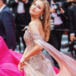 Polina Pushkareva Instagram - Где и как знакомиться с селебрити Тык-тык сердечко ❤️ Это один из топовых вопросов в моем директе. Сдаю все явки и пароли! А ты запоминай, где же можно встретить любимого актера. 1. Зарегистрироваться в Raya Это приложение для романтических знакомств со знаменитостями. Туда не так просто попасть, плюс нужно подтвердить свой «звездный» статус. Я вообще ждала подтверждение регистрации где-то полгода. Проще говоря, это Tinder для селеб. 2. Попасть помощником или ассистентом на фестиваль Например, на Каннском или Венецианском кинофестивале, неделе моды, музыкальных фестах можно познакомиться с супер популярными актерами, моделями, музыкантами. В этом году в Каннах я встретила Беллу Хадид, Эстер Экспозито, Тимоти Шаламе, Шэрон Стоун, Джессику Честейн. Огонь же?) 3. Загуглить любимые рестораны знаменитостей Поищи любимые места селеб в своем городе. В Нью-Йорке я часто пересекалась со знаменитостями, и ты можешь так же. Например, в итальянский ресторан Park Side ходит Селена Гомес и The Weeknd. Леди Гага и Кайли Дженнер любят Rainbow Room. А в Balthazar я часто вижу Беллу Хадид. То же самое можно сделать и в других городах. Так и вбивай в поисковике: «Париж любимый ресторан Беллы Хадид» и пригоняй туда. Только христа ради, не надо преследовать людей) Ну что, какую знаменитость будешь искать и где?)