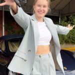 Polina Pushkareva Instagram - «Полин, откуда у тебя столько амбиций?» Тык-тык сердечко ❤️ Вчера одна девочка в комментах написала: «Блин, так пиздато, что ты чего-то достигаешь, а у меня не хватает амбиций». На что я ответила: «Так, может, у вас уважения и любви к себе не хватает?». И типа на самом деле в этом есть логика. Вот я, Полина. И, блять, я самый пиздатый человек в мире. У меня будет пиздатая машина, пиздатая квартира и все пиздатое. Потому что че? Я. СЕБЯ. ЛЮБЛЮ. Других вариантов просто нет. Захотела машину? Пошла и купила спортивную Порше. И похер, что можно было взять попроще, подешевле и т.д. и т.п. Мне нельзя, потому что для себя я хочу все самое топовое, красивое и мощное. А почему ты не хочешь? Довольствоваться малым — классно. Но я-то знаю, что ты, да-да, именно ты, можешь больше. И ты заслуживаешь всего самого охеренного в этом мире. Только реально поверь в это. Отсутствие амбиций — это страх рискнуть и попробовать. Но если тебе хочется переехать в другой город, бросить ненавистную работу или купить ту самую кофточку в Заре на последние деньги, сделай это. Пока ты сомневаешься в себе, каждый день будет хреновее предыдущего. Так попробуй поставить себе цель и затащить ее. Инфа сотка, самооценка сразу поднимется вверх, и ты почувствуешь, что можешь абсолютно все. Вот тогда-то тебе и захочется купить Порше, а на Ладу ты и смотреть не будешь. Потому что нахуя, если это не твой уровень? Въебывать нужно не только ради денег, но и ради любви к себе. Я 100% знаю, что у тебя есть амбиции и их хватит на все твои цели. А если нужны доказательства, велком на Вjobывателя, и я лично доведу тебя до охеренного результата. Выбор за тобой. Manhattan, New York