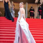 Polina Pushkareva Instagram - Финальная красная дорожка Канн 2021 ⠀ Просили фото выложить-выполняю❤️ ⠀ Обязательно долистайте до конца, в конце фото моей красной дорожки ровно год назад в Венеции. Вы очень много пишите про то, как я за год изменилась, так и есть, я: ⠀ -выдрочила английский -занималась спортом каждый день -работала над своими проблемами со спиной -изменила питание=> меньше отеков ⠀ Но самое главное, уровень моей уверенность сейчас- 10/10. И камера это видит. И вы видите💫 ⠀ #cannes74 #cannes2021 #cannesfilmfestival #cannesfilmfestival2021 #festivaldecannes #cannes #redcarpet #redcarpetstyle