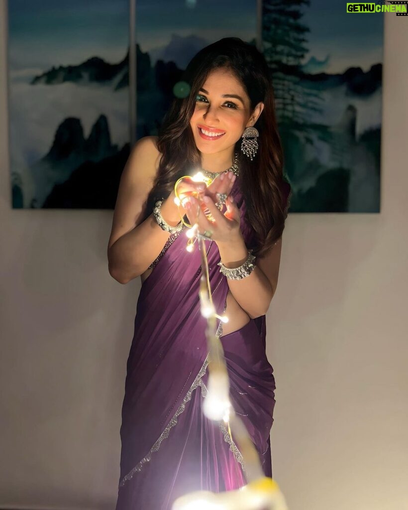 Pooja Chopra Instagram - Wishing you and your loved ones a Diwali that sparkles with peace, joy, good health, love & light 🎆 In :- @neerusindia Styled By:- @nehaadhvikmahajan Styled by @riddhimasharma___ Assisted by @styledbydrishti Captured by @portraitsbyvishal Muah by @preyashi.mua Jewelry by @the_jewel_gallery @teejhindia PR by @fireflies_mediaworks