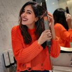 Pooja Chopra Instagram - I am as happy as my hair, as the new Dyson Airwrap multi-styler is re-engineered with enhanced Coanda airflow to self wrap hair & deliver voluminous curls with zero heat damage. @dyson_india . #dyson #dysonhair #dysonairwrap #haircaregoals