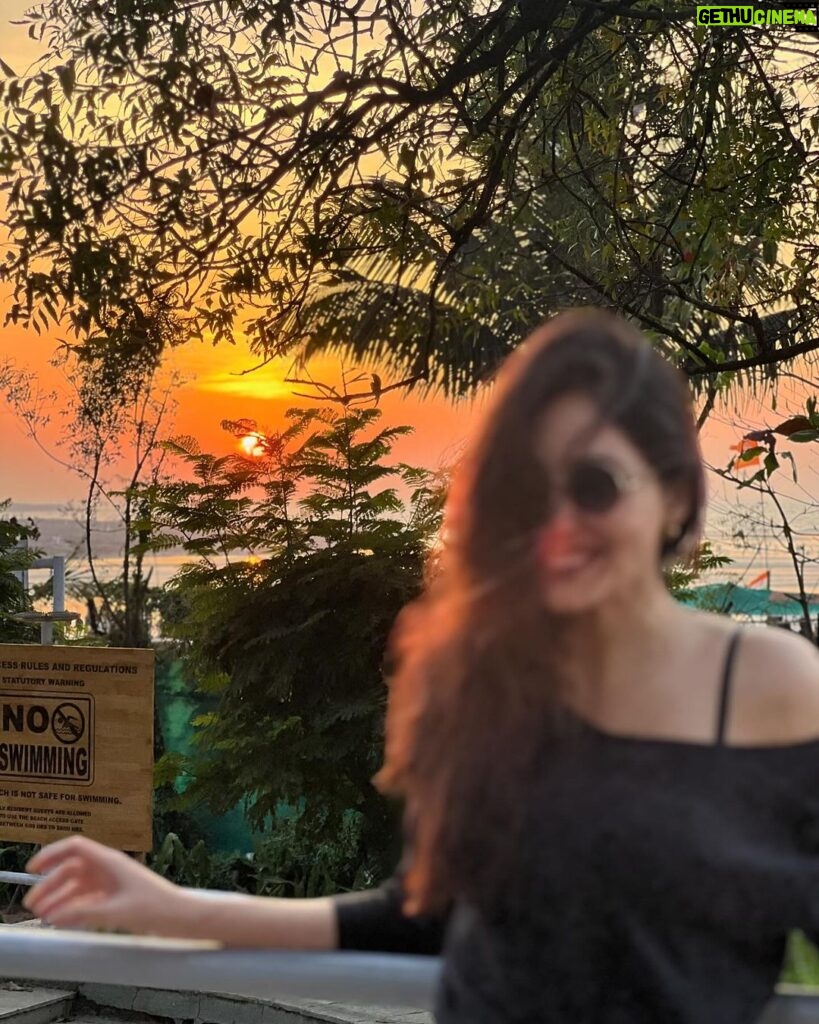 Pooja Chopra Instagram - 𝒯𝒽𝑒 𝓈𝓊𝓃𝓈𝑒𝓉 𝑔𝓁𝑜𝓌 🌇