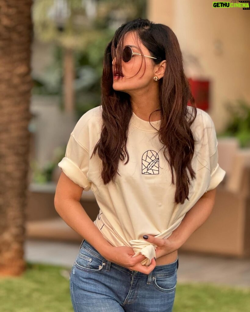 Pooja Chopra Instagram - 🦁+🌻 📸 by @aamirmeer_5