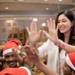 Pooja Chopra Instagram - With just a few days away from Christmas, i decided to soak in some Christmas spirit n play food Santa to these cute little munchkins from Mother’s foundation along with Maharaja Bhog. Happy smiling faces spreading joy & cheer around, what else does one need to have a happy n merry Christmas 🥳🎉 Have a merry Christmas everyone 🎄ps- dont forget to spread some Christmas cheer yourself 🎅🏻 #joyofgiving #christmasspirit 🎁 Wearing @mangalmaybyaastha 🌸 Video Courtesy @sonalsinghphotography 💫 Shot by @nazar_andazz 🎈 Big thanks to @teamashishmaheshwari and family 🫶🏻