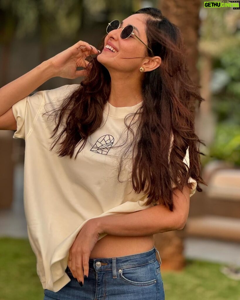 Pooja Chopra Instagram - 🦁+🌻 📸 by @aamirmeer_5