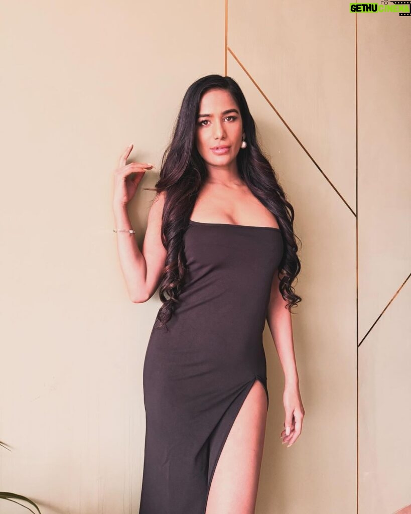 Poonam Pandey Instagram - Vibing in black dress ✨ . . #poonampandey #poonampandeyreal #blackdress #sexy