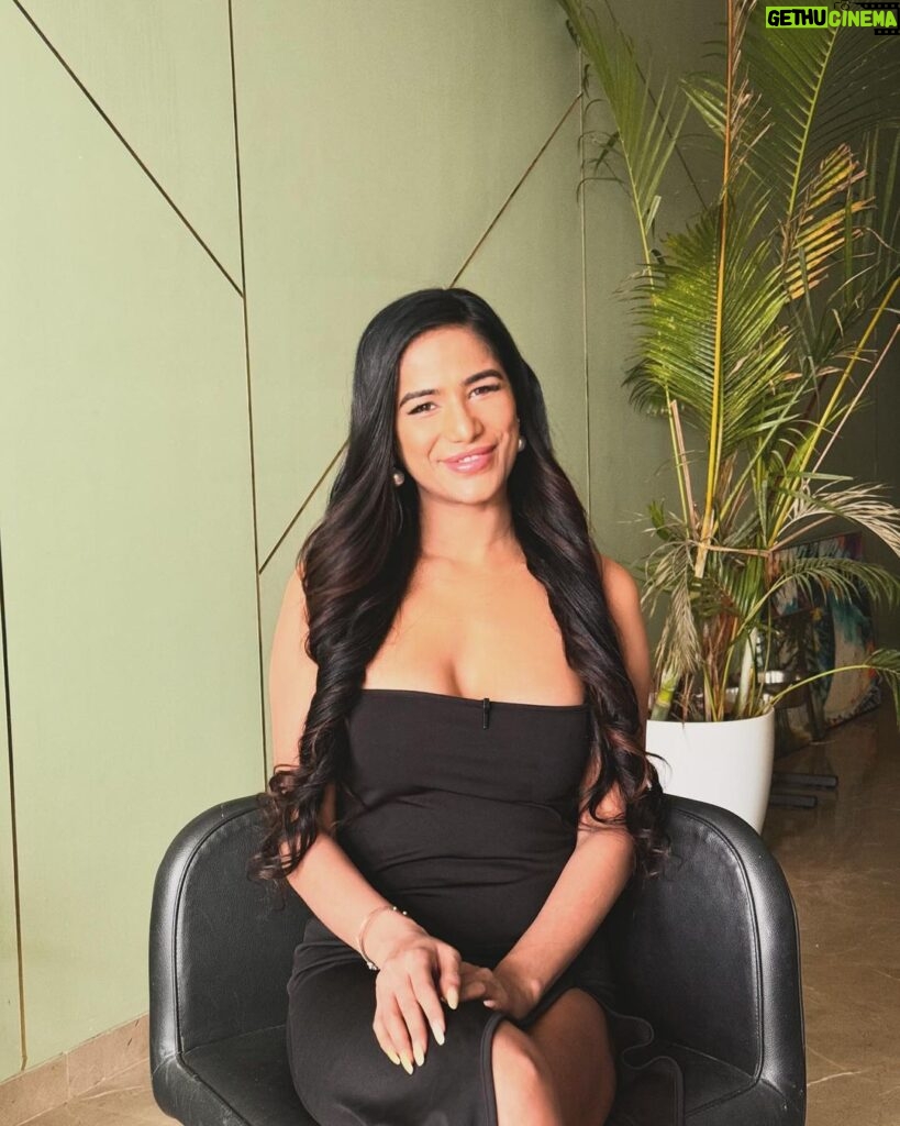 Poonam Pandey Instagram - Vibing in black dress ✨ . . #poonampandey #poonampandeyreal #blackdress #sexy